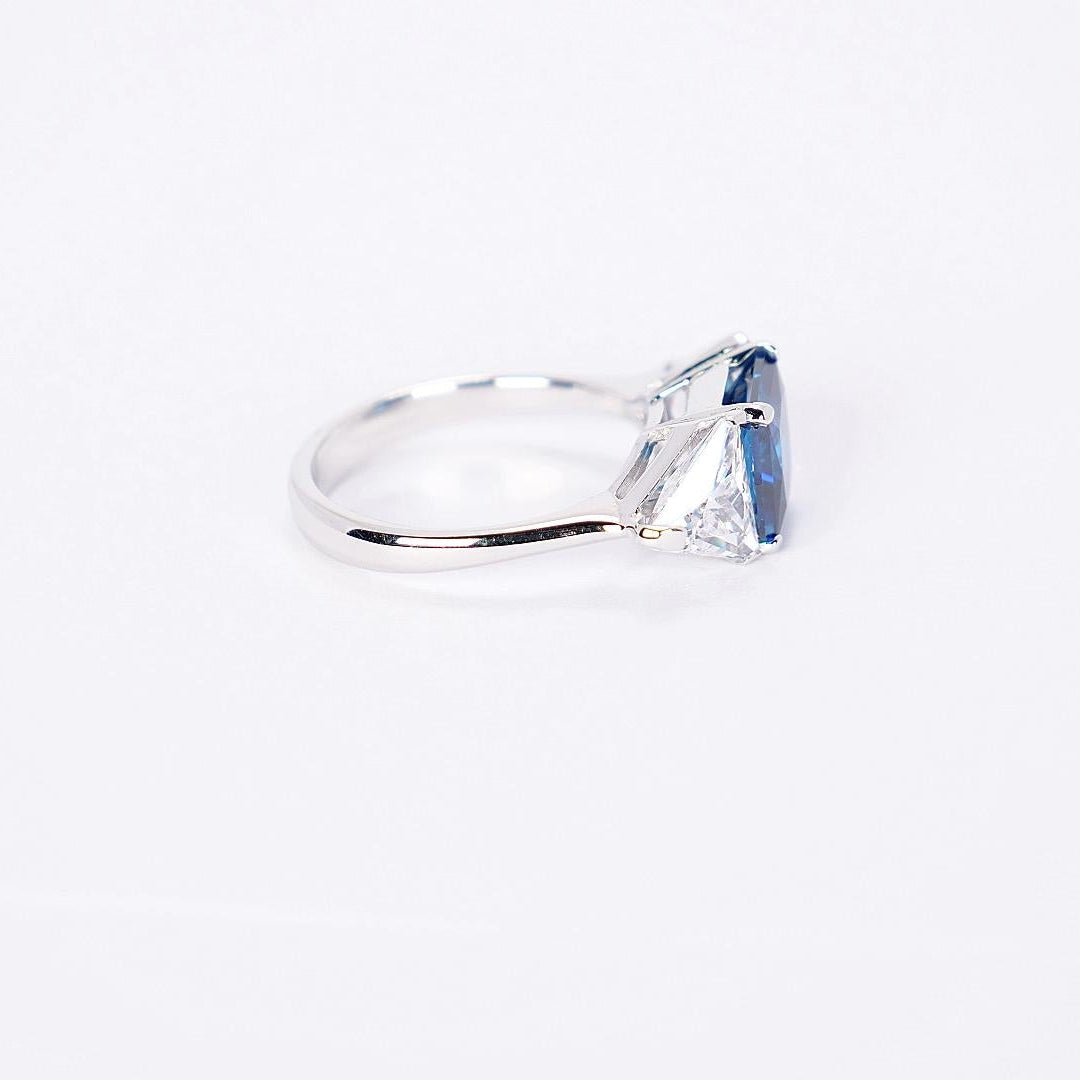 RING WITH CENTRAL STONE AND SIDE TRIANGLES