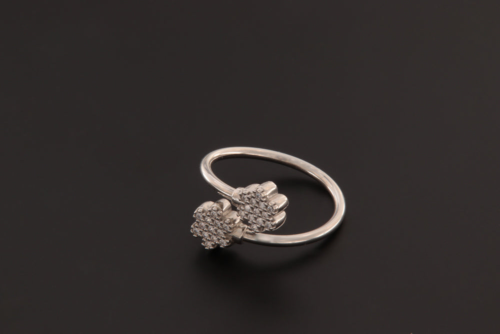 CONTRASTING FLOWER RING